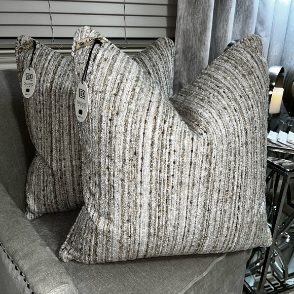 1-NWT CALLISTO HOME TEXTURE DESIGN DECORATIVE THROW PILLOW - Picture 1 of 17